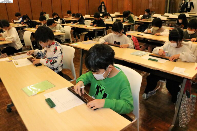 日頃の成果を競う参加者（小学校低学年）=岡山県津山市山下の津山商工会館大ホールで