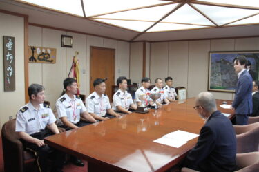 ３連覇を報告した日本原駐屯地チームにねぎらいと励ましの言葉をかける光井市長=岡山県津山市で