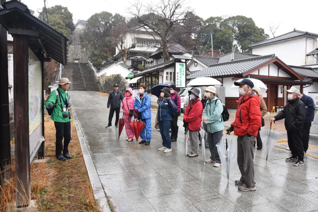 津山城の築城時からの歴史を学ぶ参加者たち