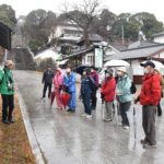 津山城の築城時からの歴史を学ぶ参加者たち