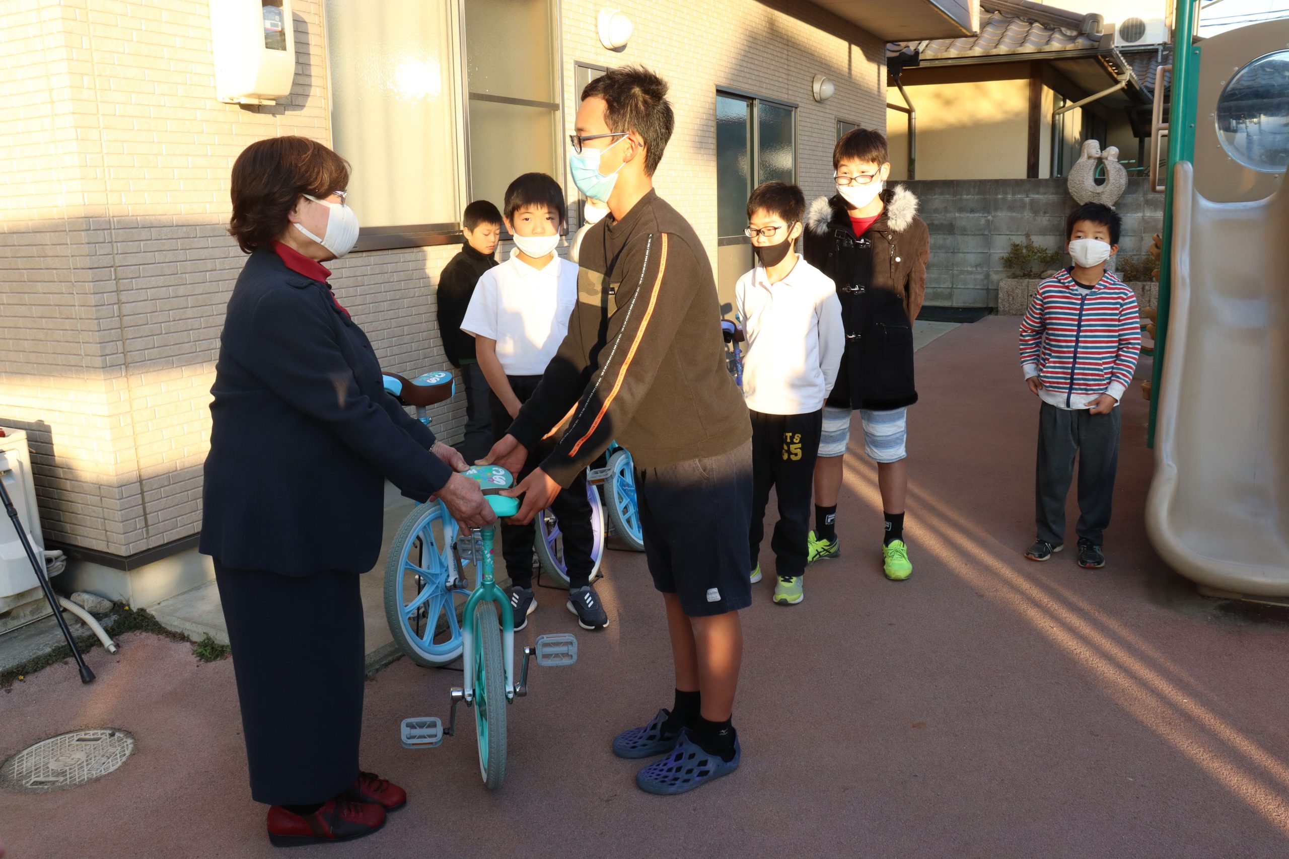 立正青葉学園の子どもたちに７台の一輪車