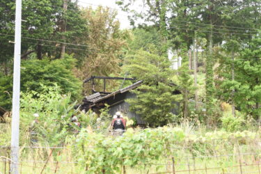 美咲町中垪和の火災現場＝岡山県美咲町で