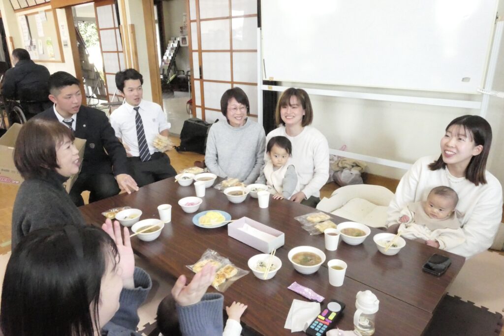 地域に人たちにお手製のスイートポテトパイを配る美作高生