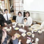 地域に人たちにお手製のスイートポテトパイを配る美作高生