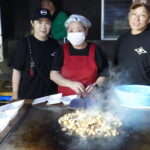 焼き手として腕をふるった赤堀さん（中央）と松本さん夫妻=岡山県津山市で