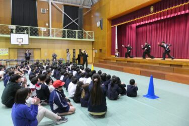 大学前応援団長迫力の演舞で児童に声援　終始盛り上がり　力強さに元気とやる気がわいた／岡山・津山市