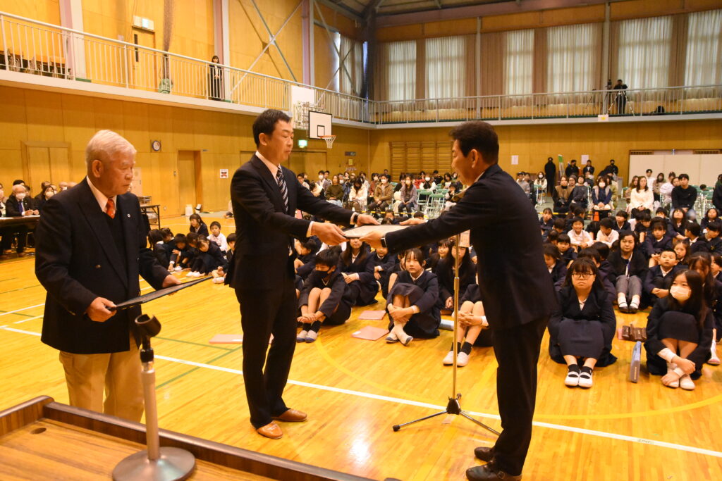 森本校長から感謝状などを受け取る光岡社長と小栗支部長