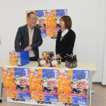 くじを引く今村委員長=岡山県津山市で