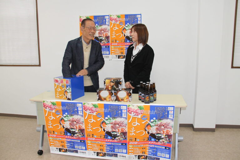 くじを引く今村委員長=岡山県津山市で