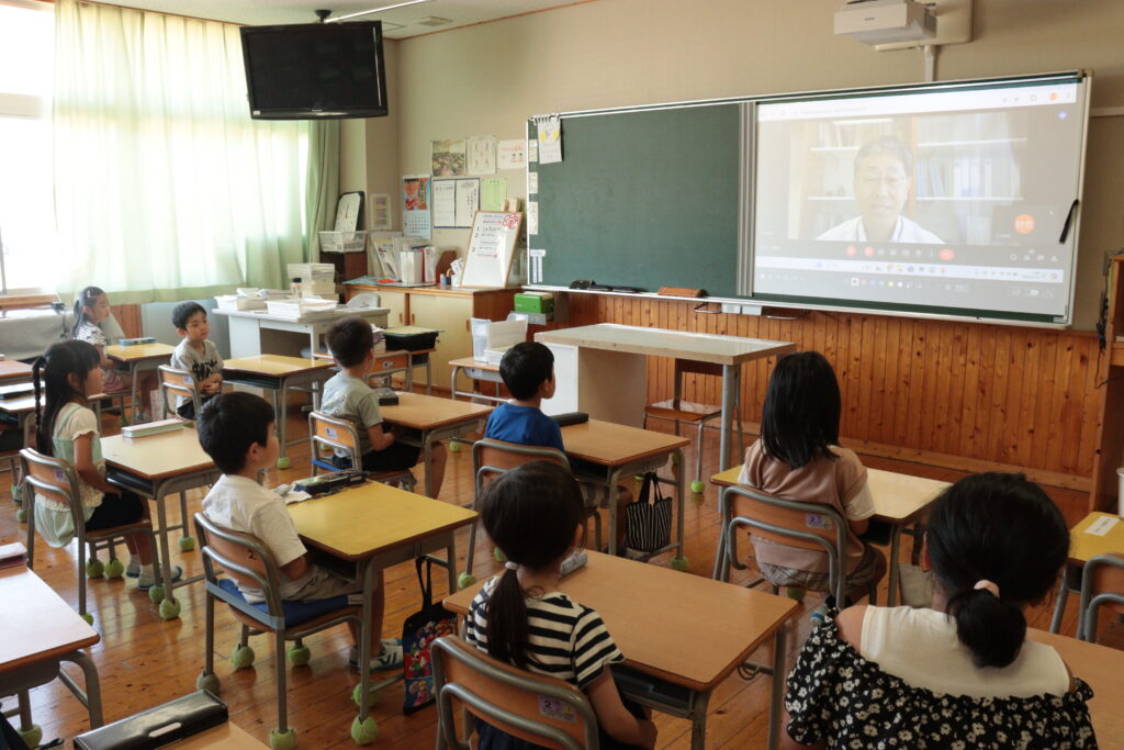 リモートで影山校長の話を聞く1年生