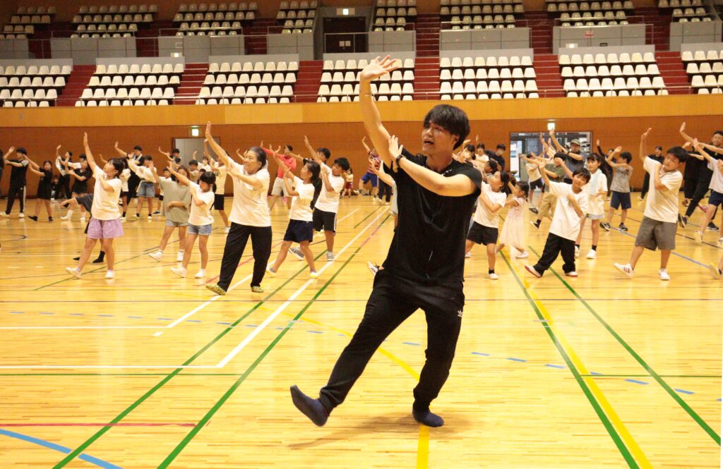 舞踊集団宮坂流の家元・宮坂一樹さんから指導を受ける参加者