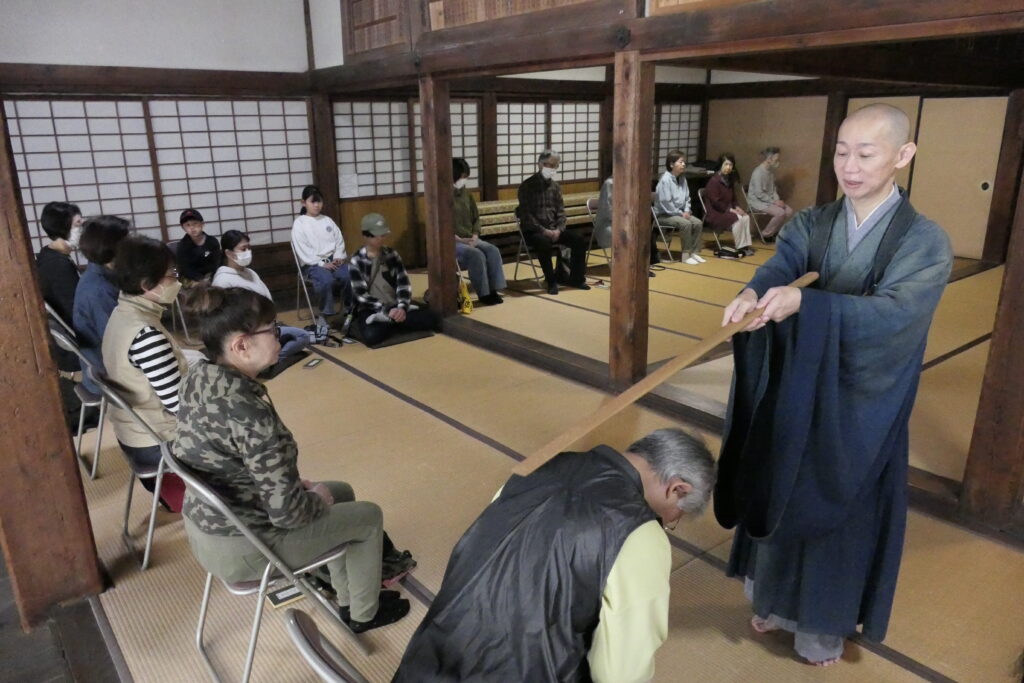 座禅を体験する参加者