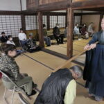 座禅を体験する参加者