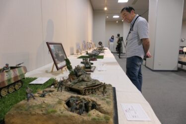 意匠を凝らし丁寧に仕上げたジオラマ作品=岡山県津山市で