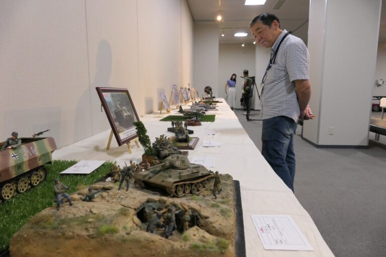 意匠を凝らし丁寧に仕上げたジオラマ作品=岡山県津山市で