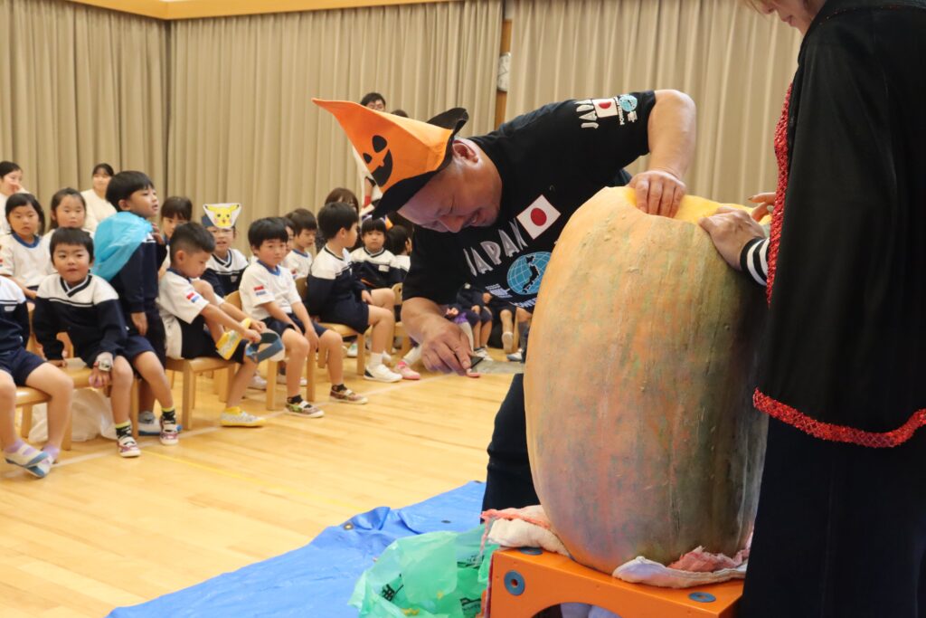 カボチャをくり抜く石本さんら