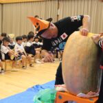 カボチャをくり抜く石本さんら