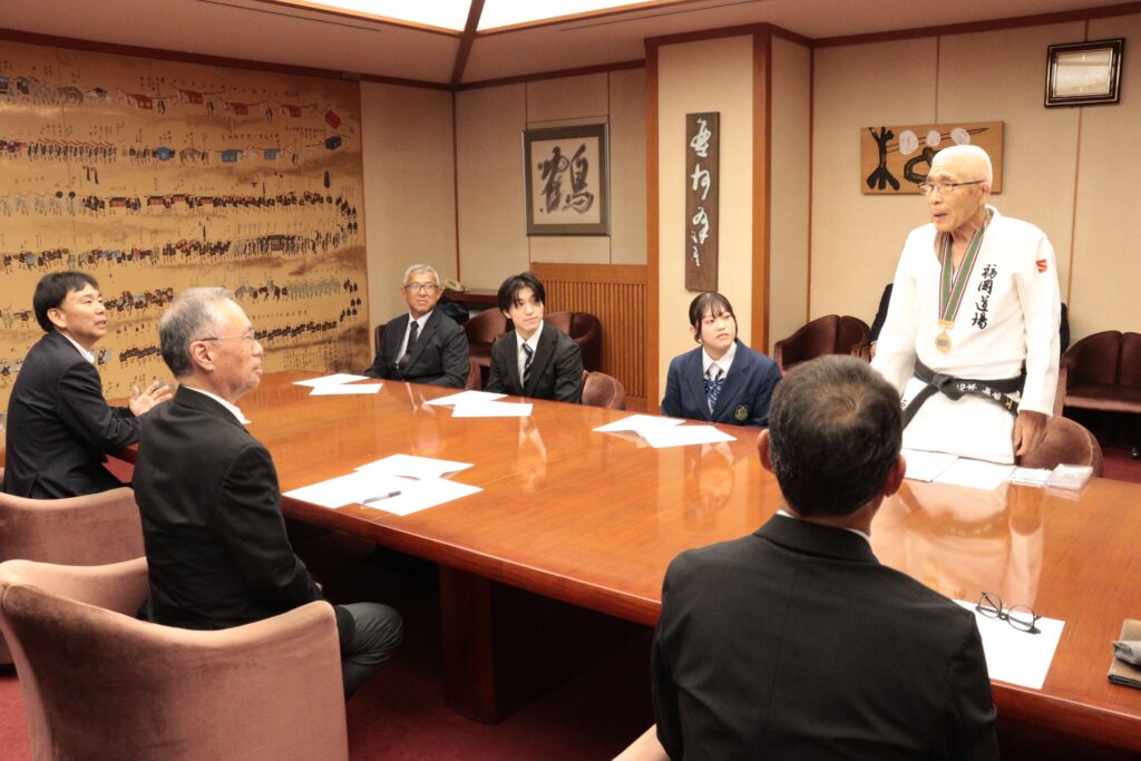 谷口市長に大会の結果を報告する石本さん