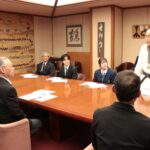 谷口市長に大会の結果を報告する石本さん