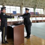 修了証書を受け取る候補生代表=岡山県奈義町で