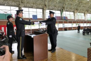 修了証書を受け取る候補生代表=岡山県奈義町で