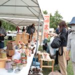 会場に並ぶブースで買い物を楽しむ人たち