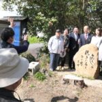 建立された句碑の前で記念撮影する八木さんら=岡山県久米南町で