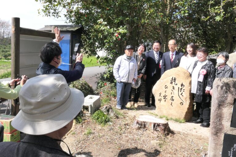 建立された句碑の前で記念撮影する八木さんら=岡山県久米南町で