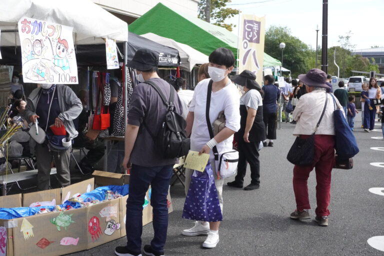 大勢の来場者でにぎわった「ふれあい村」=岡山県津山市で