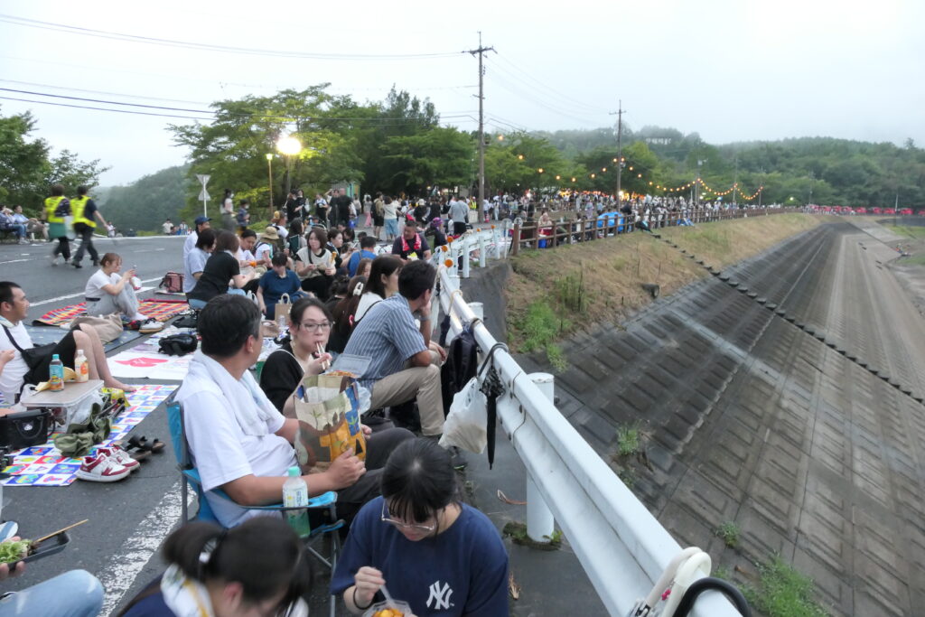 湖面の周囲に集まり花火開始を待つ人々