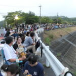 湖面の周囲に集まり花火開始を待つ人々
