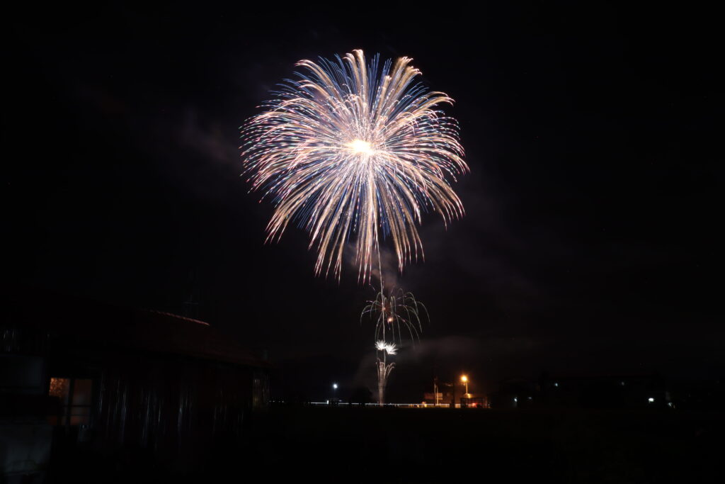 蒜山の夜空を彩った「ひるぜん花火大会」の尺玉