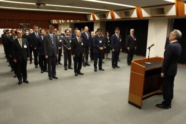 谷口市長の訓示を聞く幹部職員=岡山県津山市で