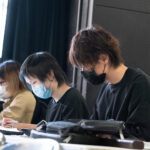 公演に向けて真剣な表情で脚本を確認する小郷拓真さん(右）