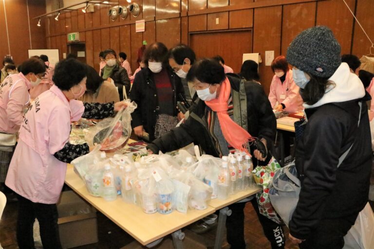 にぎわう女性会マルシェ=岡山県津山市山下の津山商工会館で