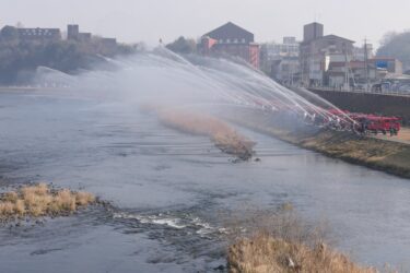 きれいなアーチを描いた一斉放水=岡山県津山市で