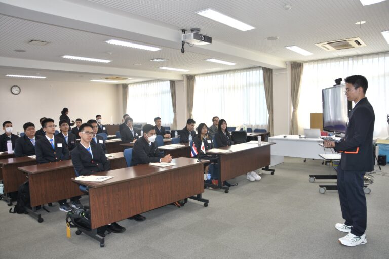 来津したタイ高専の研修生18人=岡山県津山市で