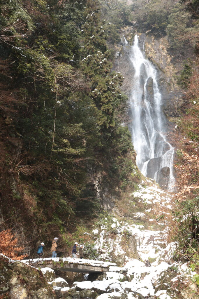 国名勝・神庭の滝周辺を歩く児童たち