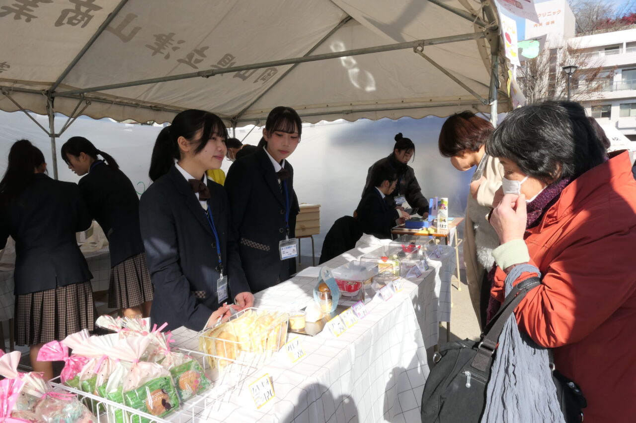 店先で接客する生徒たち=岡山県津山市、城下スクエアで