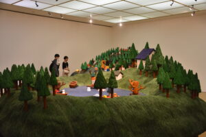 人と自然の共存をテーマにした不思議な世界が広がる平子氏の「IDEAL LANDSCAPE」展