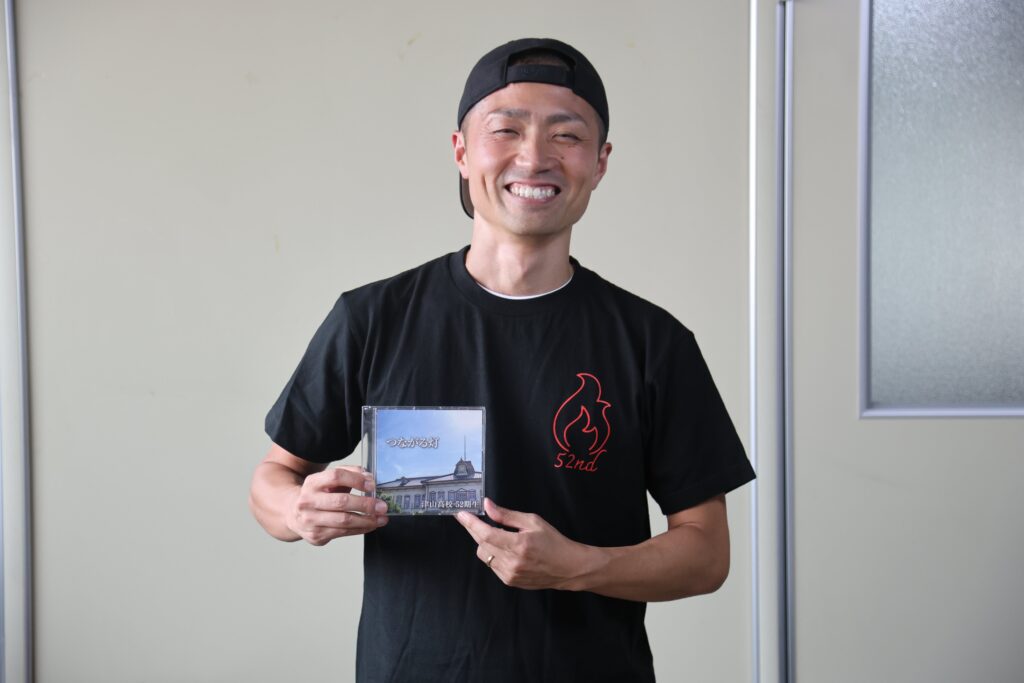 「つながる灯（ともしび）」のCDを手にする森岡さん