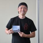 「つながる灯（ともしび）」のCDを手にする森岡さん
