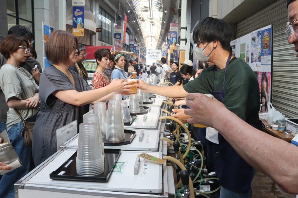 各サーバーで地ビールを買い求める人たち