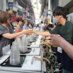 各サーバーで地ビールを買い求める人たち