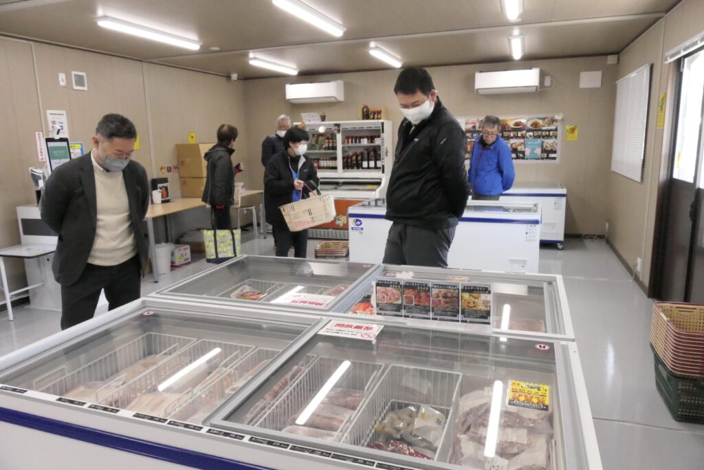 買い物客でにぎわう店内