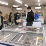 買い物客でにぎわう店内