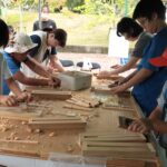 木工品の製作を体験する来場者=岡山県津山市で