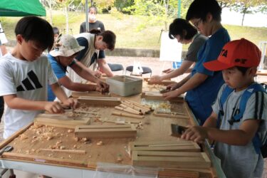 木工品の製作を体験する来場者=岡山県津山市で
