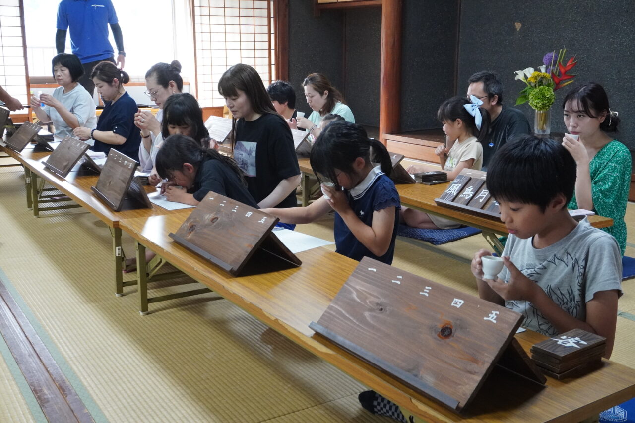 茶香服を体験する参加者=岡山県美作市で