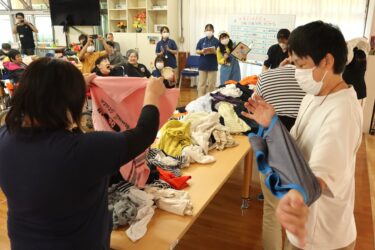 レクリエーションを楽しむ参加者=岡山県津山市で